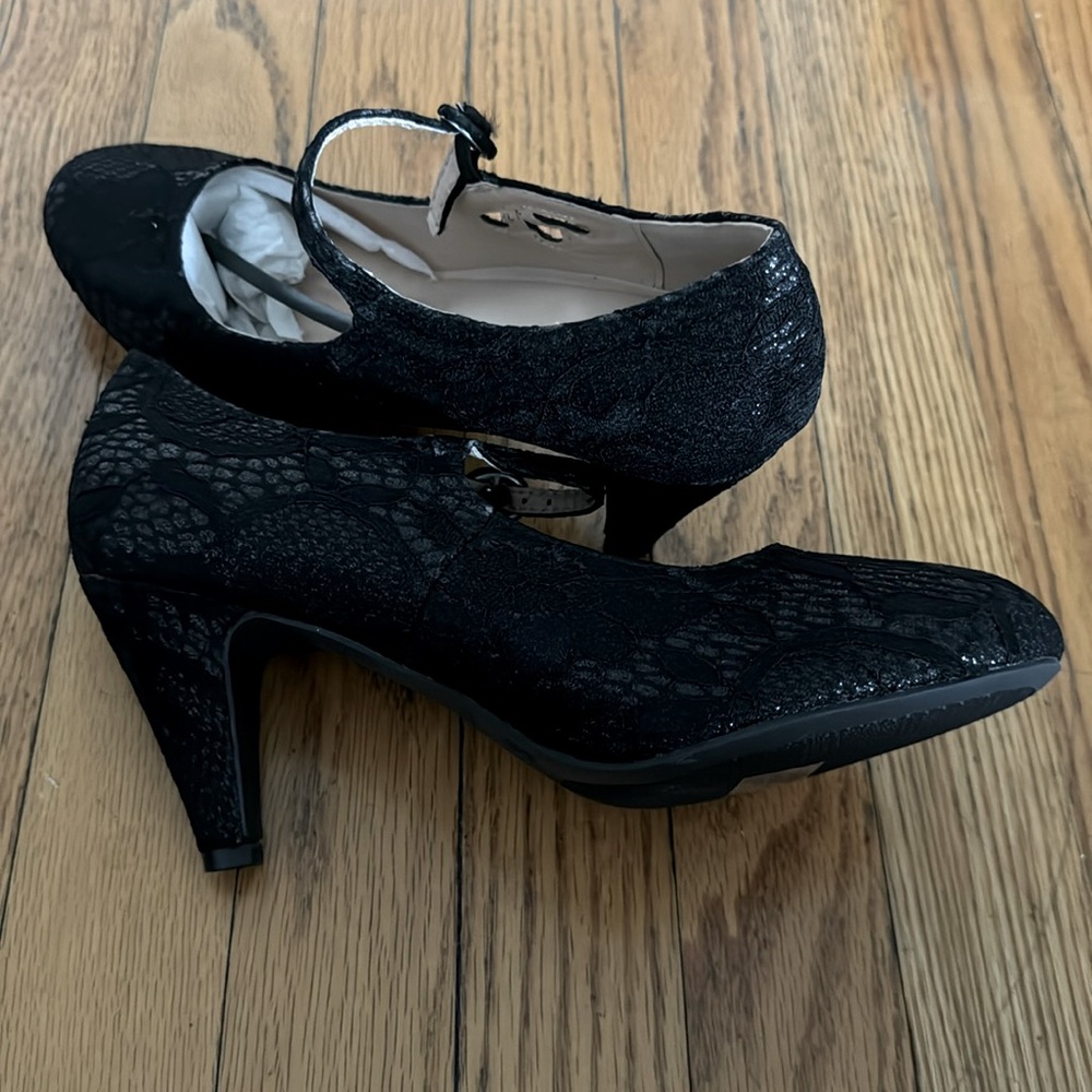 Chase & Chloe black lace 3inch heels